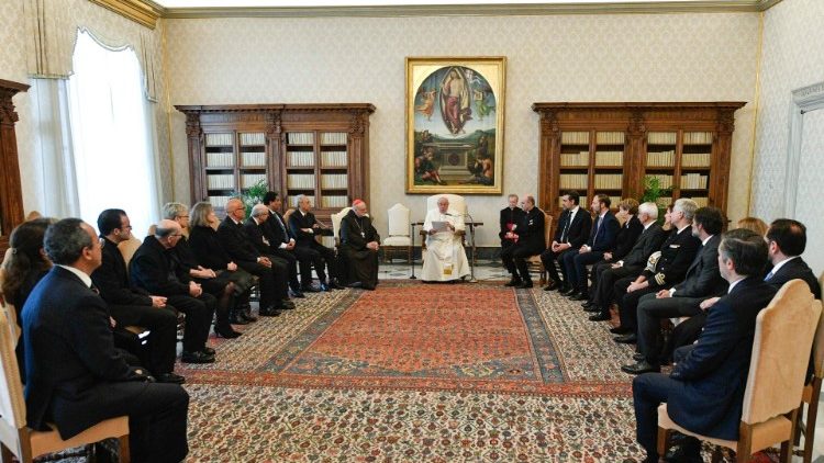 Папа Франциск на встрече с членами Европейского института международных исследований в Саламанке (Ватикан, 26 января 2023 г.)