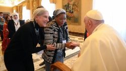 프란치스코 교황이 “종교 간 만남의 문화를 만드는 여성”이라는 주제로 열린 국제 컨퍼런스 참가자를 만나고 있다. 