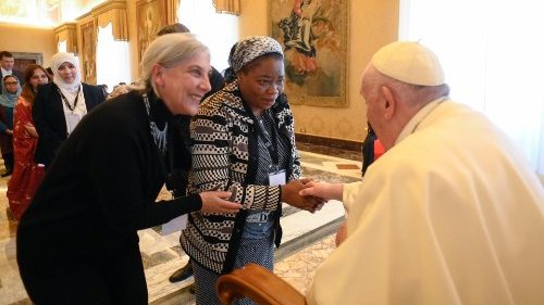 프란치스코 교황이 “종교 간 만남의 문화를 만드는 여성”이라는 주제로 열린 국제 컨퍼런스 참가자를 만나고 있다. 