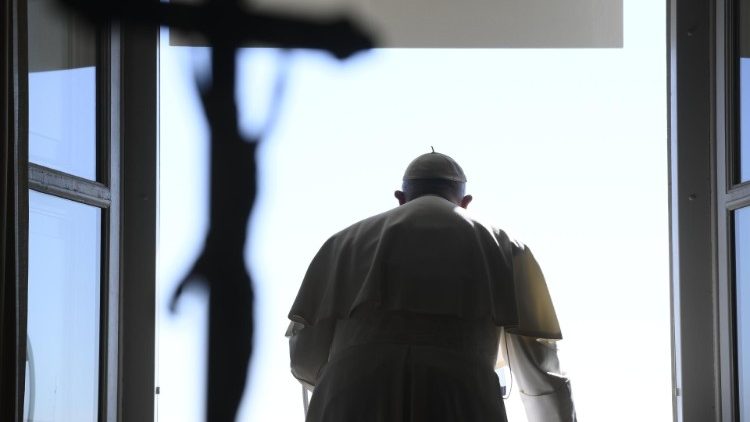El Papa se asoma a la ventana del Palacio Apostólico Vaticano