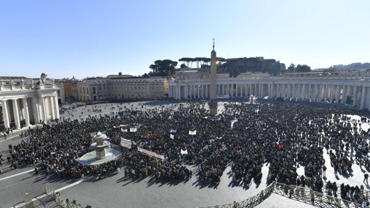 I fedeli riuniti in Piazza San Pietro per l'Angelus