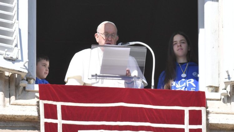 Papež Frančišek med opoldansko molitvijo Angel Gospodov. Ob njemu sta deček in deklica iz Katoliške akcije.
