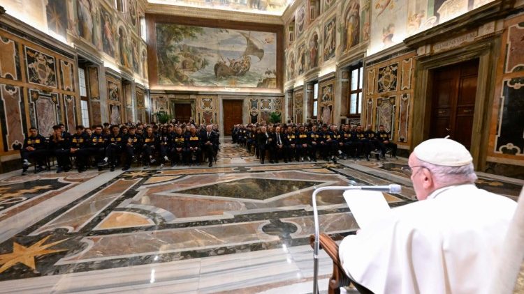 Papa Francesco parla ai membri della Federazione Italiana Pallavolo, ricevuti in Vaticano