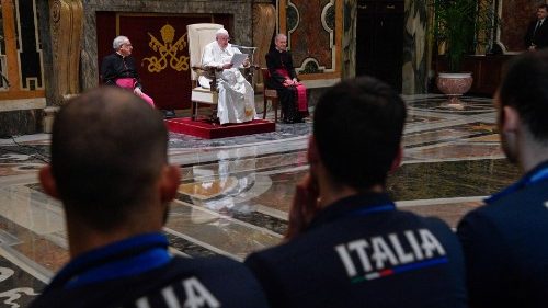 Игра начинается с подачи. Папа встретился с итальянскими волейболистами