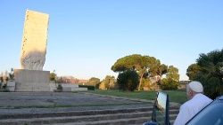 Papež v molitvi pred spomenikom padlim v Kinduju, ki je postavljen na rimskem mednarodnem letališču Fiumicino.