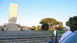 Vor dem Abflug in Fiumicino betete der Papst vor dem Denkmal für die Gefallenen von Kindu. Es handelt sich um die 13 italienischen Friedensaktivisten, die am 11. November 1961 im Kongo getötet wurden.