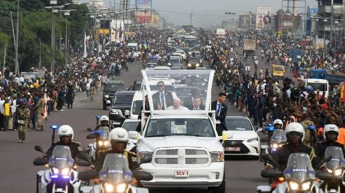 Kinshasa accoglie il Papa, festa per strada per l'arrivo di Francesco in RD Congo
