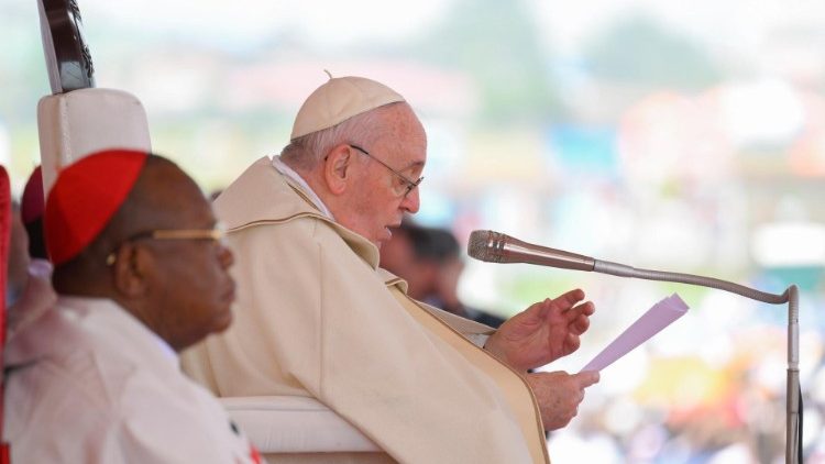 킨샤사에서 미사 중 강론하는 프란치스코 교황