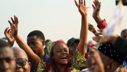 Конгоански вярващи по време на литургията на летището Ндололо, 01.02.2023