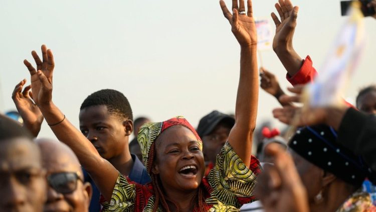 Конгоански вярващи по време на литургията на летището Ндололо, 01.02.2023