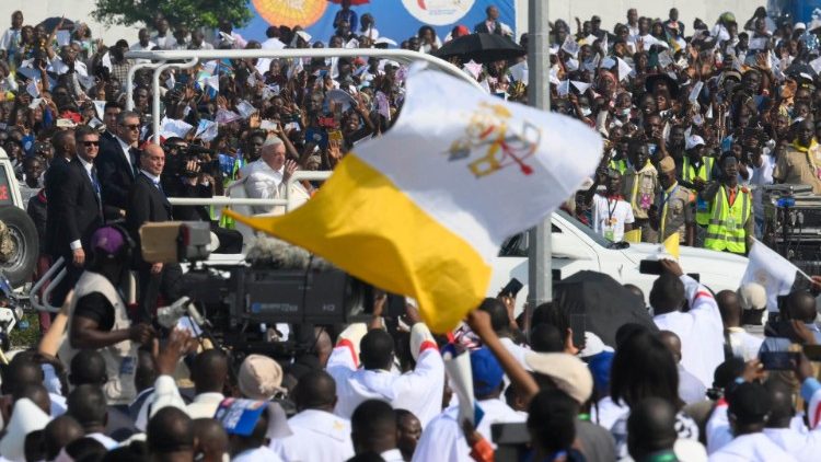 Francisco mientras llega al estadio del N'dolo en Kinshasa, para la celebración de la Misa