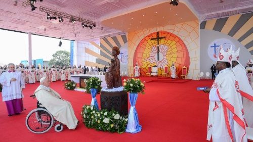 Papstmesse in Kinshasa: Kreislauf der Gewalt durchbrechen