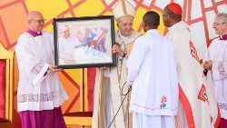 Cardinal Ambongo presents Pope Francis with a gift