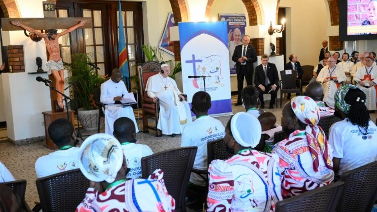 Víctimas de la violencia ofrecieron su testimonio al Papa Francisco en la Nunciatura Apostólica de Kinshasa.