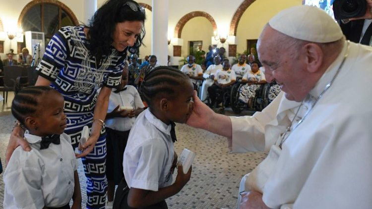 في اليوم الثاني من زيارته الرسولية إلى جمهورية الكونغو الديمقراطية البابا فرنسيس يلتقي ممثلي بعض الأعمال الخيرية 