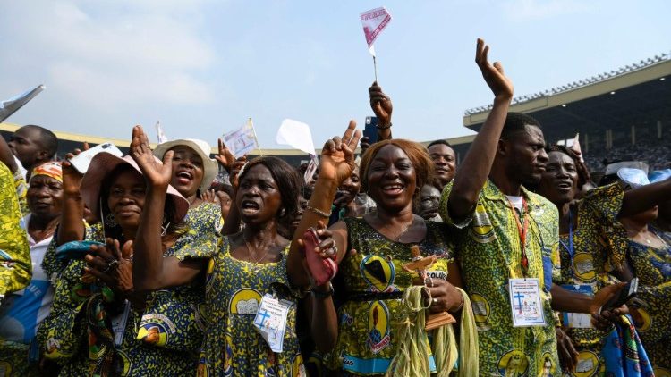 Dans le stade des martyrs de la Pentecôte à Kinshasa, la foule devant le Pape François.