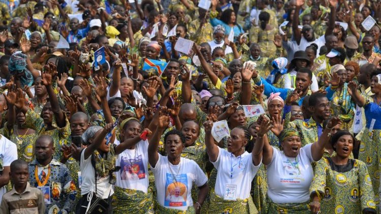 Jovens no encontro com o Papa na República Democrática do Congo