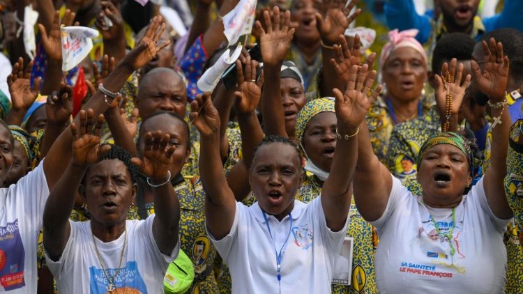 Le mani alzate dei giovani allo Stadio dei Martiri di Kinshasa