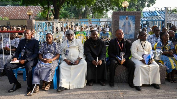 킨샤사 주교좌성당 밖에서 프란치스코 교황과의 기도 모임에 함께하는 사제·수도자들