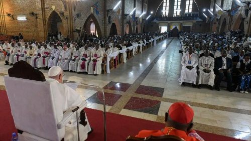 Папа назвал основные соблазны священников и монашествующих