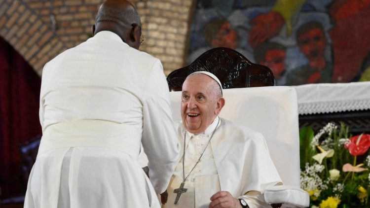 Le Pape François en compagnie d'un religieux à Kinshasa en République démocratique du Congo. 