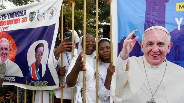 Alcune suore congolesi attendono l'arrivo di Papa Francesco
