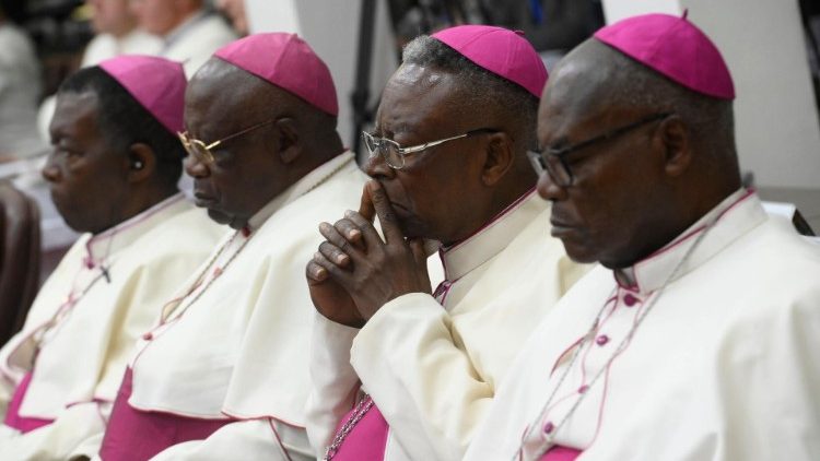 I vescovi congolesi mentre ascoltano il discorso del Papa