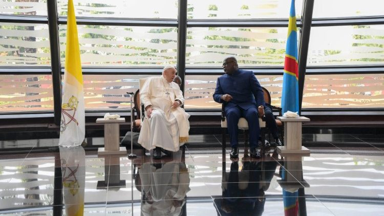 Ceremonia de despedida de la República Democrática del Congo: el breve coloquio del Papa con el presidente Felix Tshisekedi Tshilombo en el aeropuerto de Internacional de N'djili