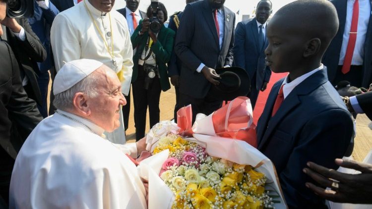 Papa Francesco riceve il saluto di un bambino al suo arrivo in Sud Sudan