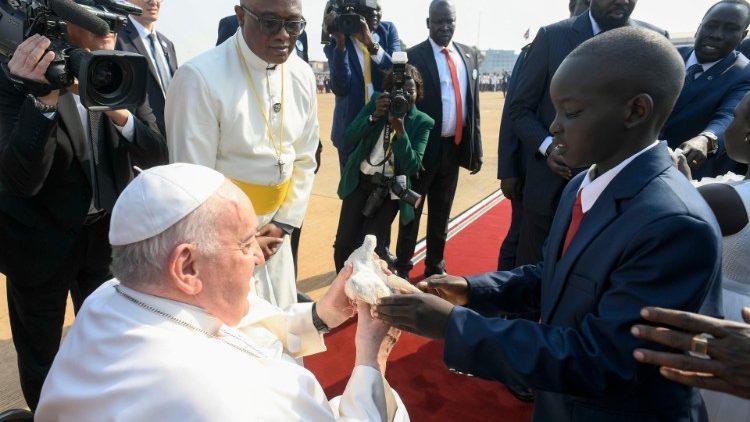 Un niño sudanés regala una paloma al Papa. (Vatican Media)