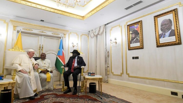 Papež Frančišek med zasebnim srečanjem s predsednikom Južnega Sudana