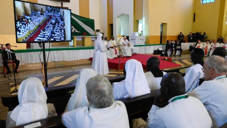 Папа Франциск на встрече с духовенством и монашествующими в кафедральном соборе Джубы (Южный Судан, 4 февраля 2023 г.)