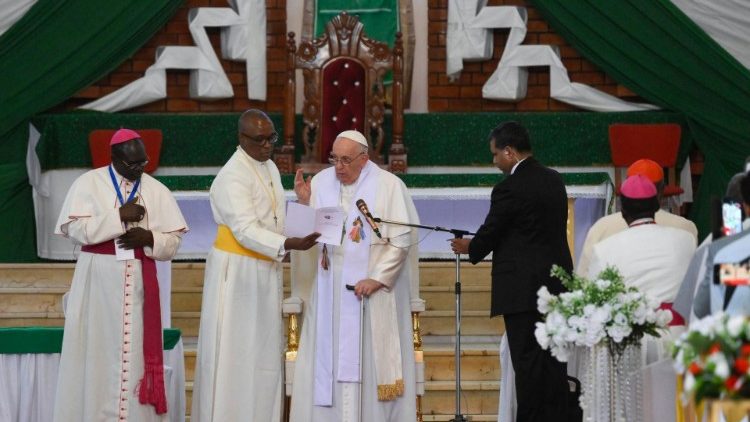 Papa Franjo na susretu, u katedrali u Jubi, s klerom i Bogu posvećenim osobama Južnoga Sudana 