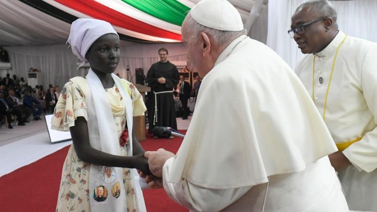 Papa Francisco saúda uma jovem que deu seu testemunho no encontro na Freedom Hall