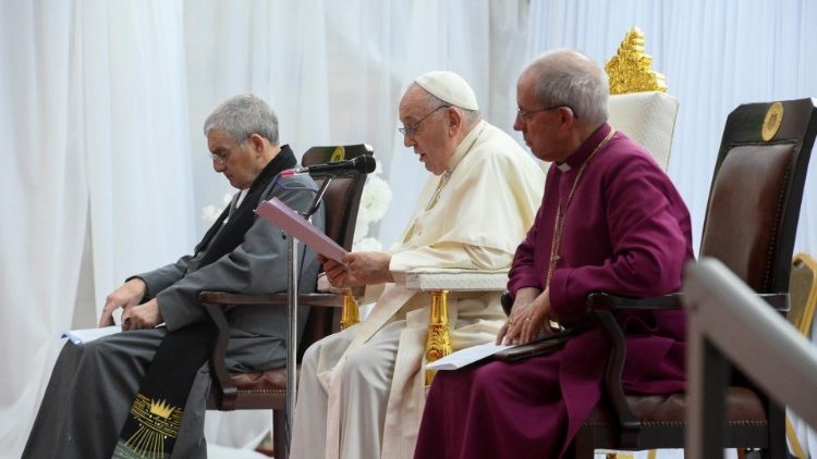 O Papa com o primaz anglicano Welby e o moderador Greenshields durante o encontro ecumênico em Juba (Vatican Media)
