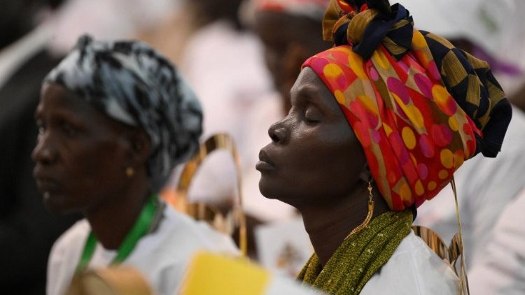 Donne sudsudanesi ascoltamo il Papa nella Freedom Hall di Juba