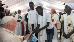 Papež Frančišek in trije mladi, ki že več let živijo v taboriščih za notranje razseljene osebe
