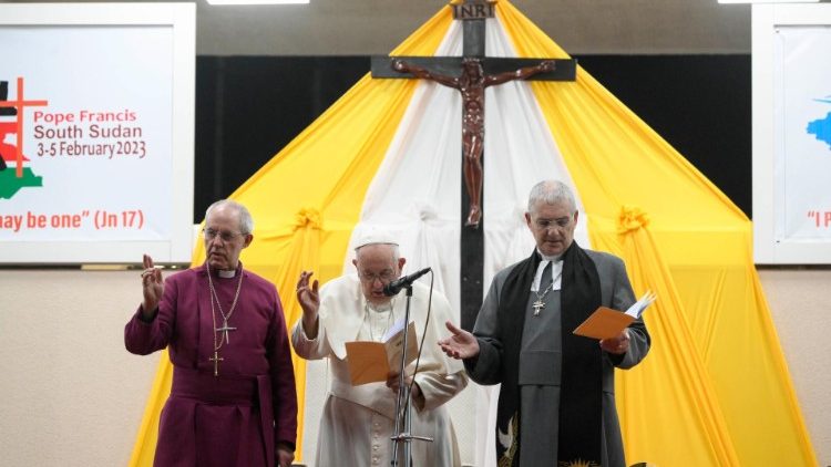 La benedizione impartita da Francesco, l’arcivescovo Welby e il moderatore Greenshields
