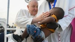 Papa Francisco acaricia um menino africano