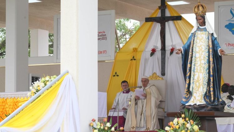 주바에서 거행된 미사 중 강론하는 프란치스코 교황
