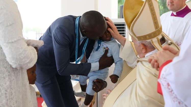 Benedizione del Papa ad un piccolo durante l'offertorio