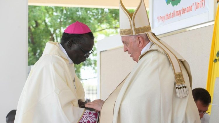 Papst Franziskus und Erzbischof Stephen Ameyu Martin Mulla von Juba