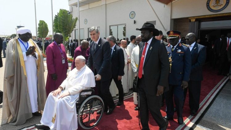 Papa Francesco lascia la sala vip dell'aeroporto internazionale di Giuba accompagnato dal presidente del Sud Sudan Salva Kiir