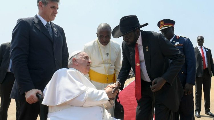 Ai piedi dell'aereo papale, il saluto di Francesco al presidente del Sud Sudan Salva Kiir