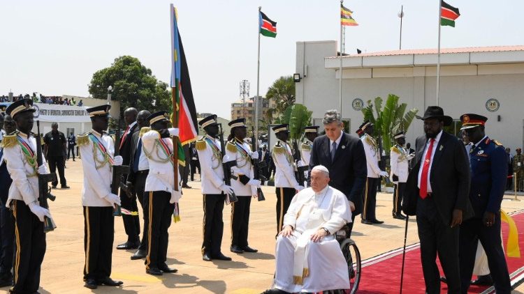 Papa Francesco raggiunge l'aereo che lo riporterà a Roma accompagnato dal presidente del Sud Sudan Salva Kiir