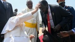 Pope Francis blesses South Sudanese President Salva Kiir ahead of his departure