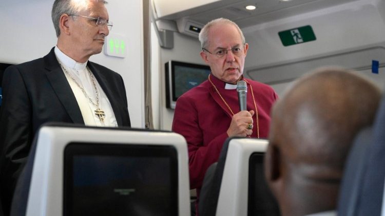 Erzbischof Welby spricht bei der Fliegenden Pressekonferenz