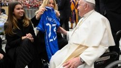 Le figlie di Vialli regalano al Papa la maglietta del papà Gianluca