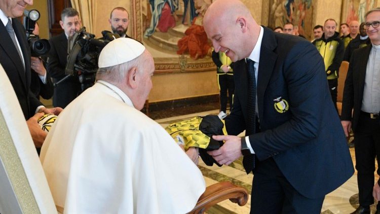 O Papa recebe uma camisa dos membros da Associação Esportiva Amadora "Esporte no Vaticano"