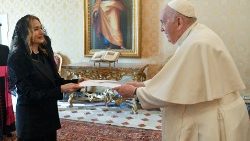 La nueva Embajadora de El Salvador ante la Santa Sede,  Julieta Anabela Machuca y Machuca, presentó esta mañana sus Cartas Credenciales al Papa Francisco